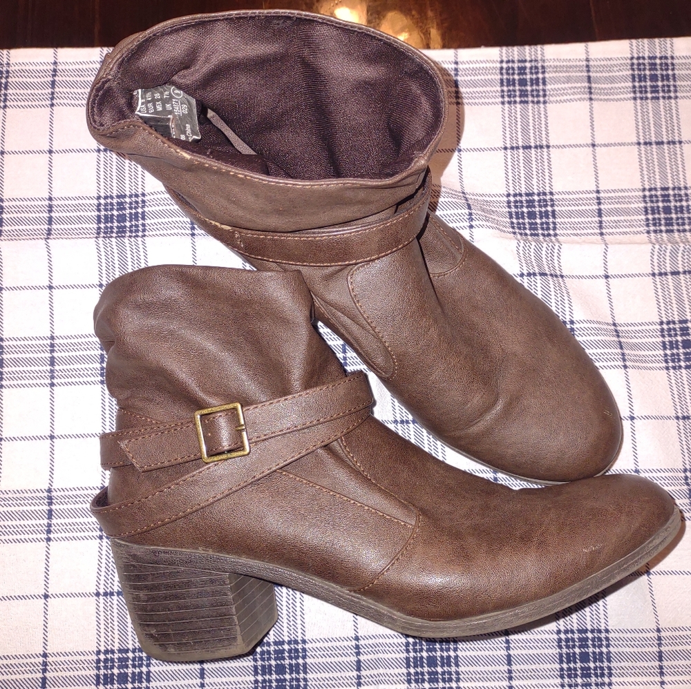 American eagle boots size 9 women